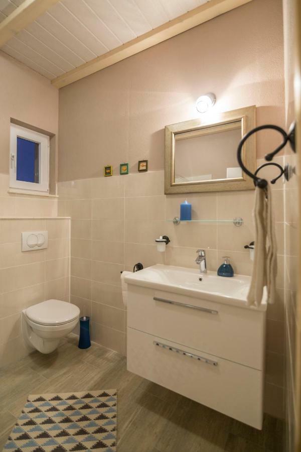 Apartments Mardesic Komiza Ngoại thất bức ảnh